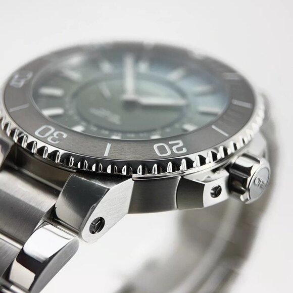 Oris Aquis Dat Watt LE Stainless Steel 43.5mm Automatic Men’s Watch 7734 - Picture 4 of 10